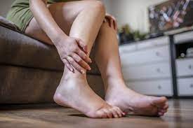 Набряк ніг у людей похилого віку: причини, лікування